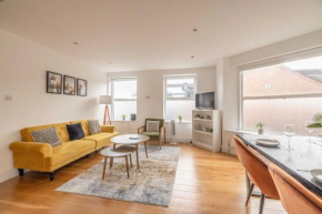 Central Windsor 2 Bed Apartment, River Views & Parking